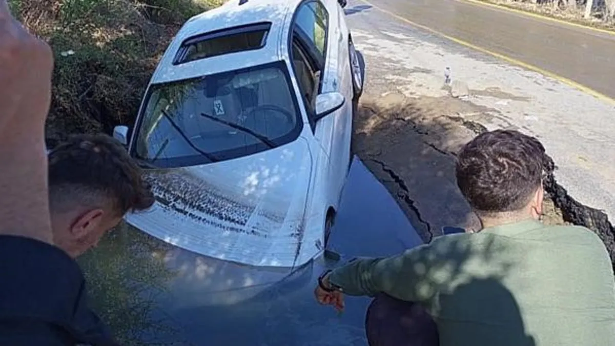 Muğla'da ana isale hattı patladı otomobil çukura gömüldü