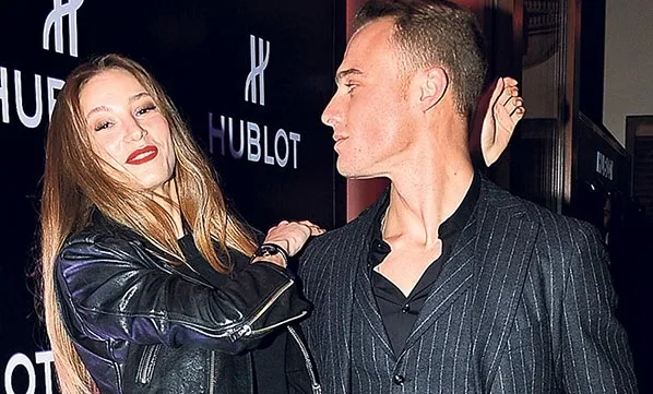 Kerem Bursin ve Serenay Sarıkaya'nın saatlerinin toplam değeri 130 bin TL... - 1