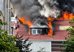 Bayrampaşa’da 4 katlı apartmanın çatı katında çıkan yangın söndürüldü: Olayda ölen ya da yaralanan olmadı