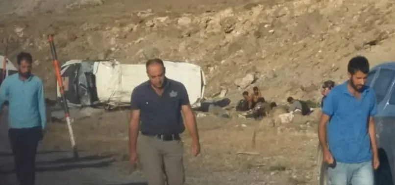 Göçmenleri taşıyan minibüs şarampole uçtu: 2 ölü, 30 yaralı