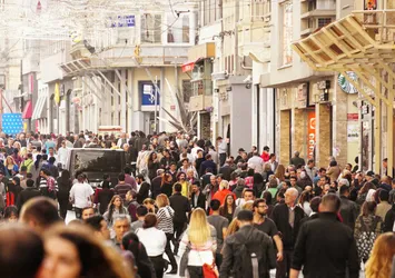 Türkiye'nin yeni nüfusu açıklandı! Hanehalkının 60'ı kendi evinde oturuyor! En popüler isimler Yusuf ve Zeynep oldu