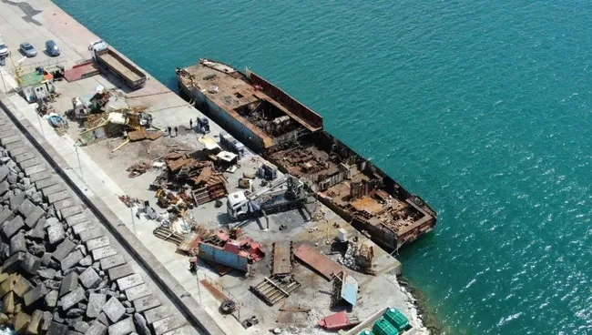 Şile’de 1976 yapımı olan ve geçen hafta yanan yük gemisi parçalara ayrılıyor