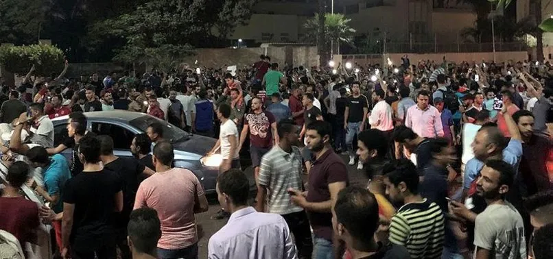 Darbeci Sisi Tahrir Meydanı'nı kapattı