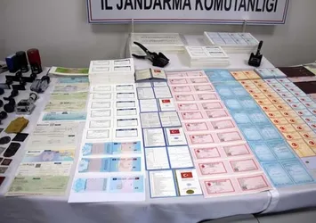 Teröristler için sahte çipli kimlik kartı basmaya hazırlanıyorlardı