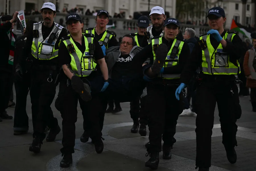 ingilterede-demokrasi-ayaklar-altinda-212-gostericiye-kelepce-1775935433614.jpg Fotoğraf (AA)