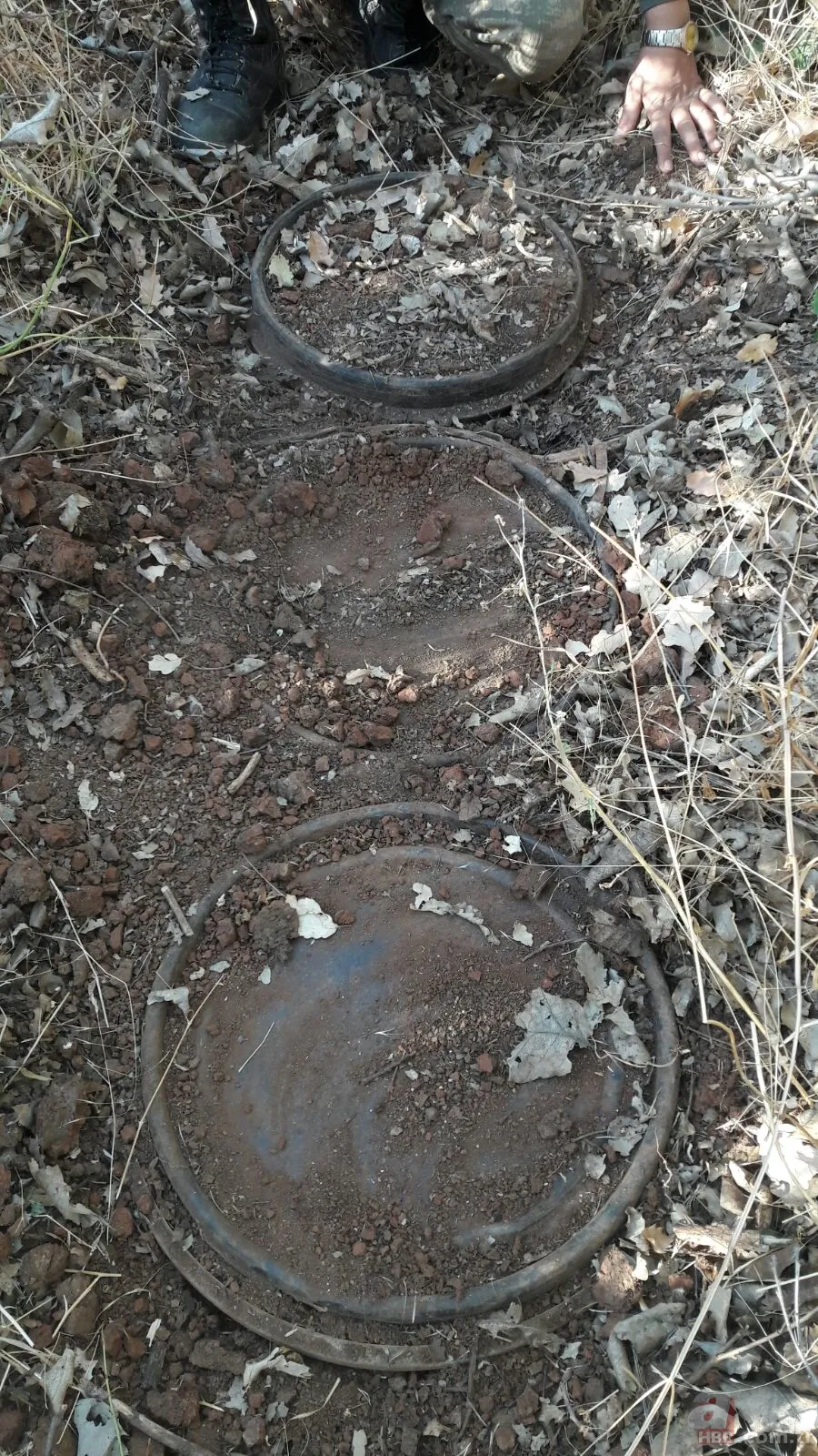 PKK'nın toprağa gömülü cephanesi ele geçirildi 3