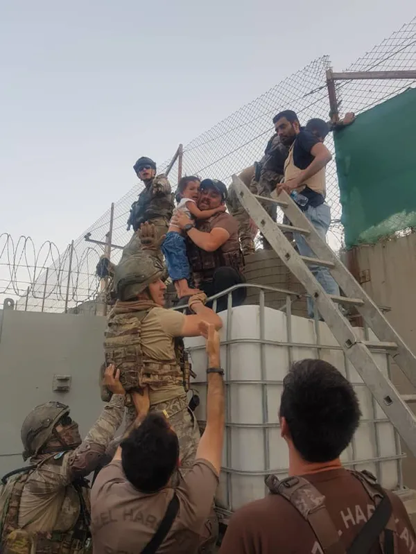 merhamet-ordusu-afganistanda-insanlik-dersi-veriyor-mehmetcik-kabilde-zor-durumda-olanin-yaninda-1629472205121.jpg Merhamet Ordusu Afganistan'da insanlık dersi veriyor! Mehmetçik Kabil'de zor durumda olanın yanında - 1
