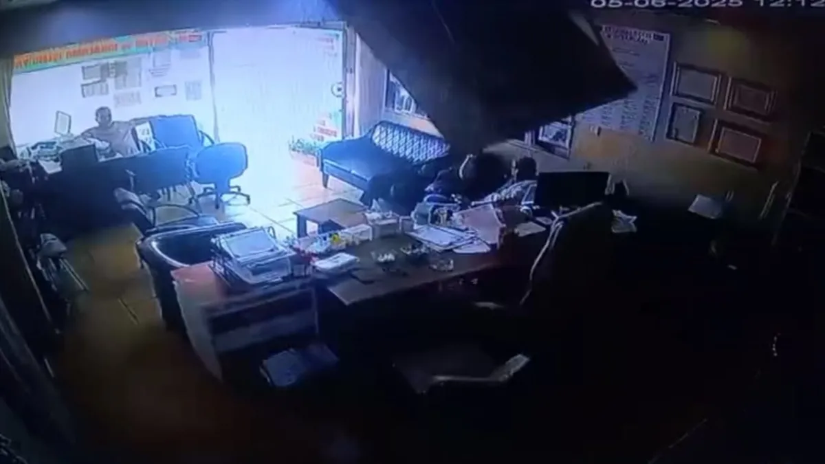 İş yerinin tavanının çökmesiyle neye uğradıklarını şaşırdılar