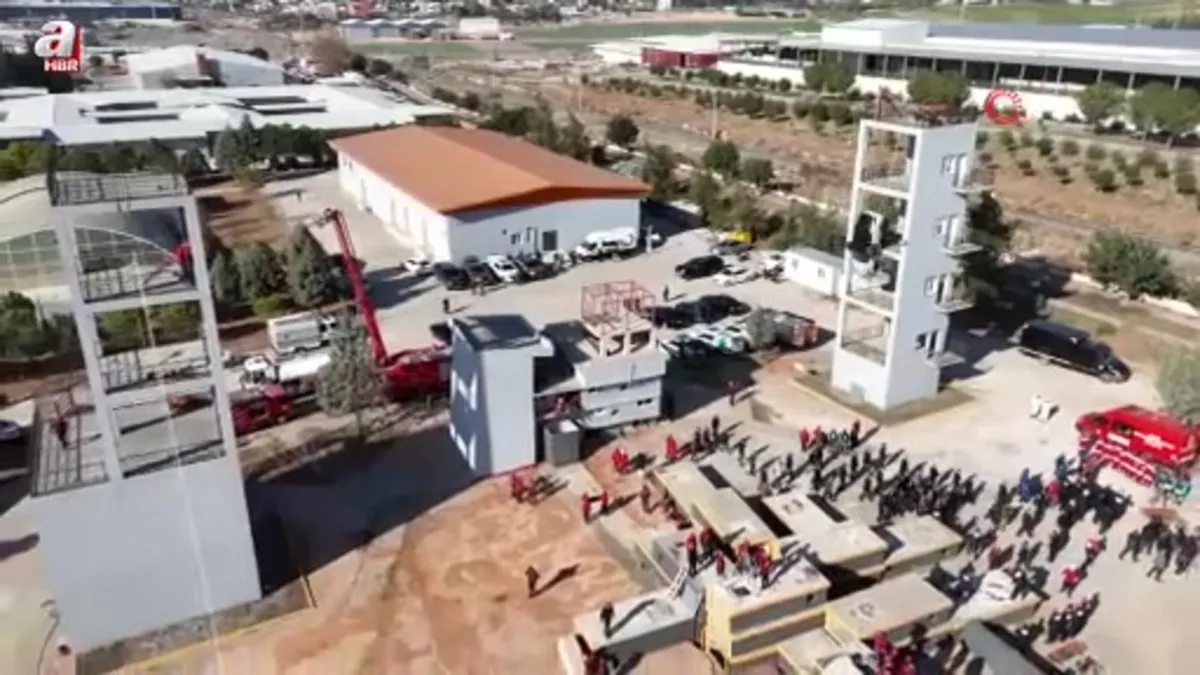 Adana'da nefes kesen deprem tatbikatı: Askıda kalan araçtakileri kurtardılar