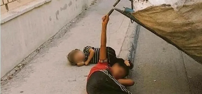 Kaldırıma uzandılar... Ekmek teknelerinden ellerini bir an olsun çekmediler... Küçük çocukların yaşam mücadelesi