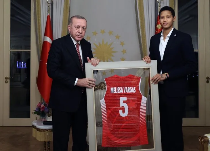 Başkan Erdoğan Vahdettin Köşkü’nde kabul etti! Fenerbahçe’nin Kübalı oyuncusu Vargas Türk vatandaşlığına geçti