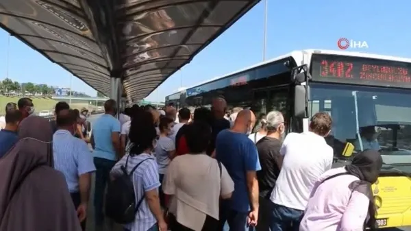 Son dakika: Metrobüste bayram arifesinde korkutan manzara! Cevizlibağ durağında dikkat çeken yoğunluk - 1