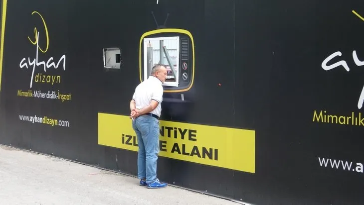 İnşaat izlemeyi sevenlere TV ekranlı paravan! Görenler hayrete düştü