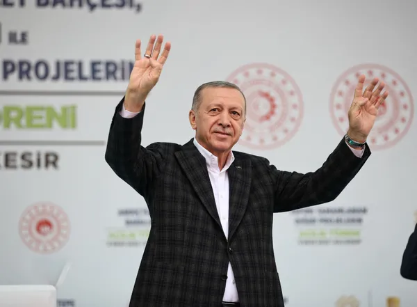 Balıkesir’de toplu açılış töreni! Başkan Erdoğan’dan önemli açıklamalar | Dikkat çeken pankart: 6’lı masaya oy göndermesi