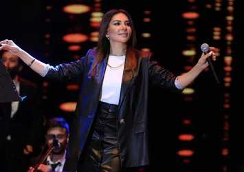 Ebru Yaşar meslektaşlarını topa tuttu: Özenti ve eğreti duruyor