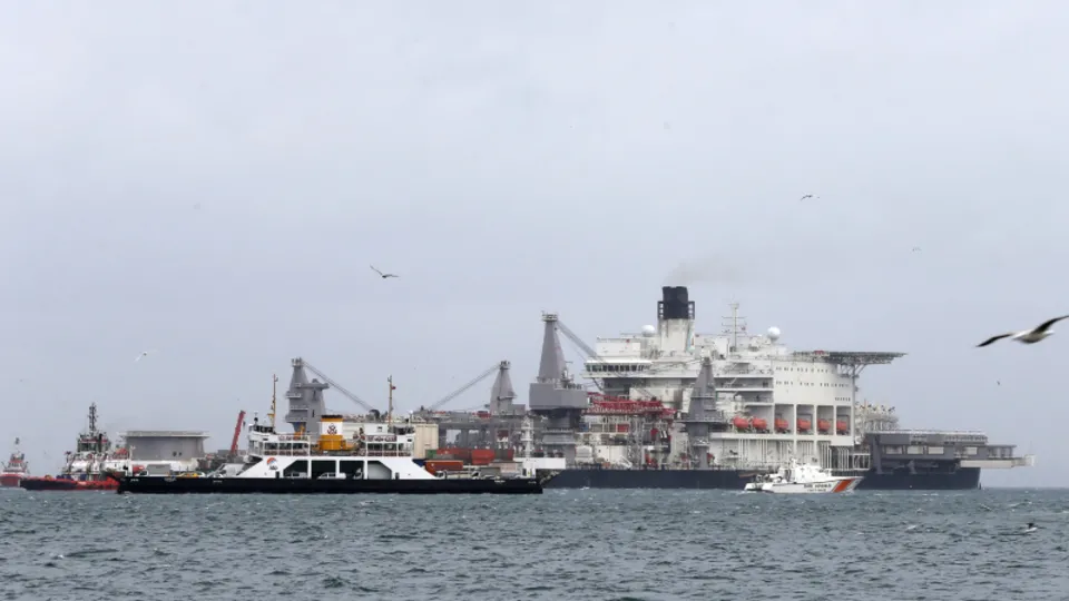 İstanbul Boğazı'ndan dev inşaat gemisi geçti
