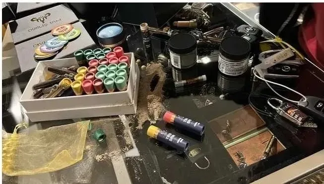 kasim-garipoglunun-calisanlari-itirafci-oldu-1772170816633.jpeg Firari Kasım Garipoğlu'nun evinden çıkanlar.