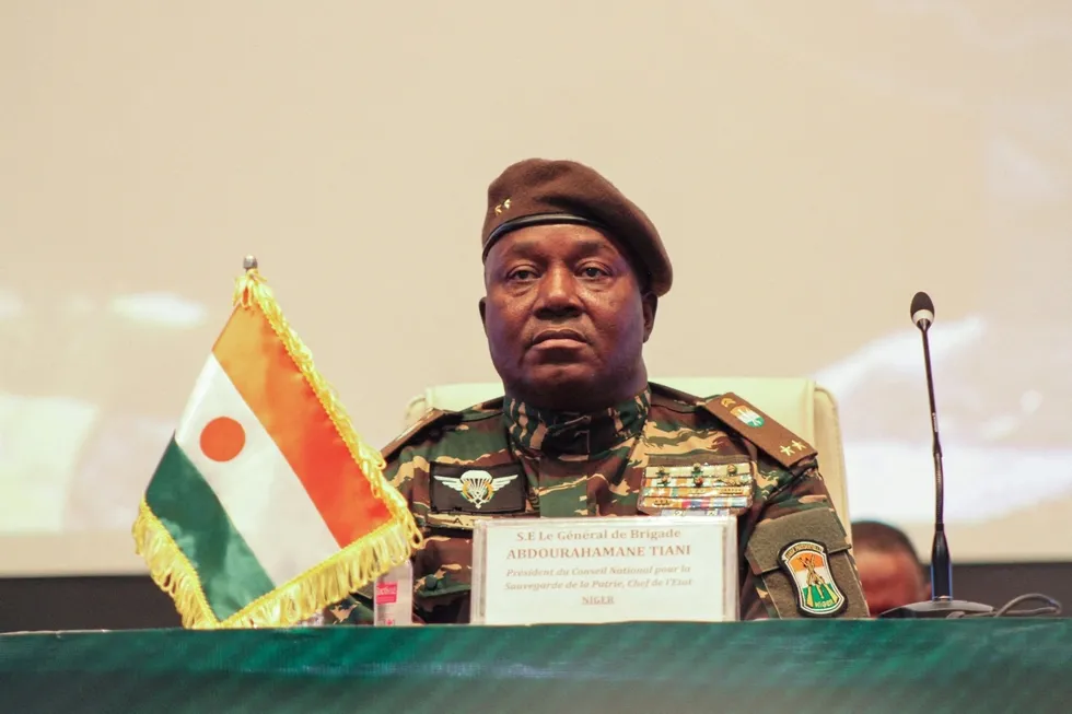 nijerde-baskentte-catisma-isyanci-askerler-saldirdi-1788007528638.jpg Nijer’deki cunta lideri General Abdourahamane Tiani, Nijer’in başkenti Niamey’de 6 Temmuz 2024’te Sahel Devletleri İttifakı’nın (AES) devlet ve hükümet başkanlarının ilk olağan zirvesine katıldı. (REUTERS)