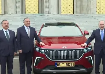 Türkiye'nin otomobili TOGG Meclis'te! Sanayi ve Teknoloji Bakanı Mustafa Varank bütçe sunumuna TOGG ile geldi