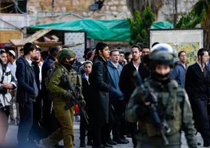 İsrail işgal güçleri, Batı Şeria'da 11 Filistinliyi gözaltına aldı