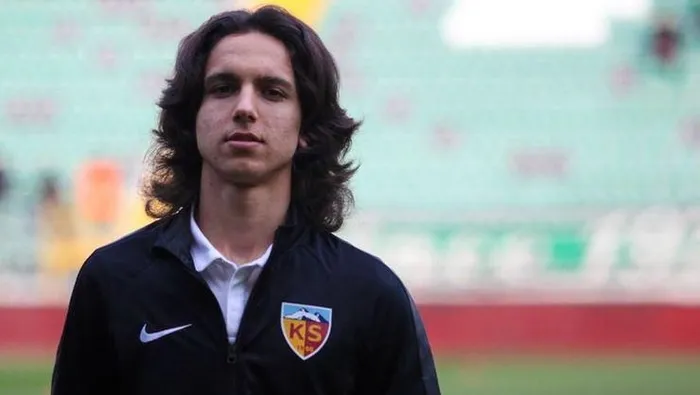 Resmen duyuruldu! Kayserispor'un genç yıldızı Emre Demir Barcelona'ya transfer oldu | Serbest kalma maddesi 400 milyon euro - 1