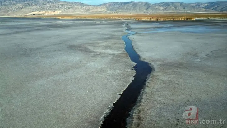 Tuz Gölü’nde kuraklık alarmı! Su alanı yüzde 10 seviyelerine düştü