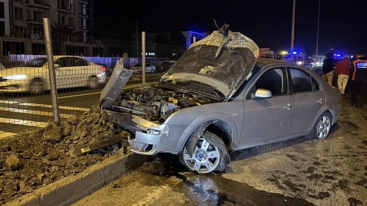 Bolu'da korkutan kaza! Aydınlatma direği devrildi: 3 araç hasar aldı