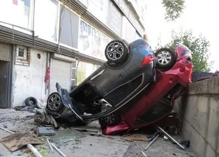 İstanbul’da korkunç kaza! Gaza bastı otomobille ikinci kattan düştü