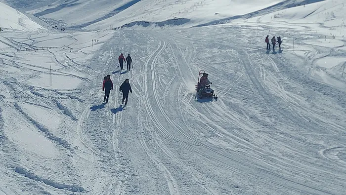 palandoken-kayak-merkezinde-cig-olu-ve-yarali-var-mi-erzurum-valisi-mustafa-ciftci-ahabercomtrye-konustu-1739618758206.jpeg Palandöken Dağı'ndan düşen çığın bir kısmı kayak merkezinin kuzey pistine aktı