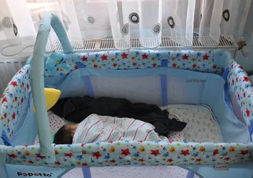 Minik Gökçe şehit babasının kokusuyla uyuyor