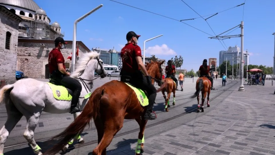 Atlı birlikler Taksim'e indi
