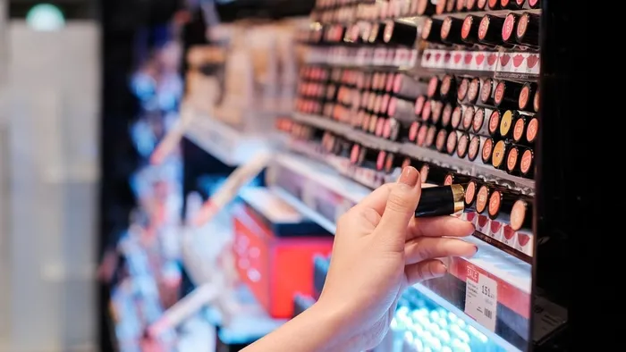 Makyaj yaparken göz sağlığına dikkat edin