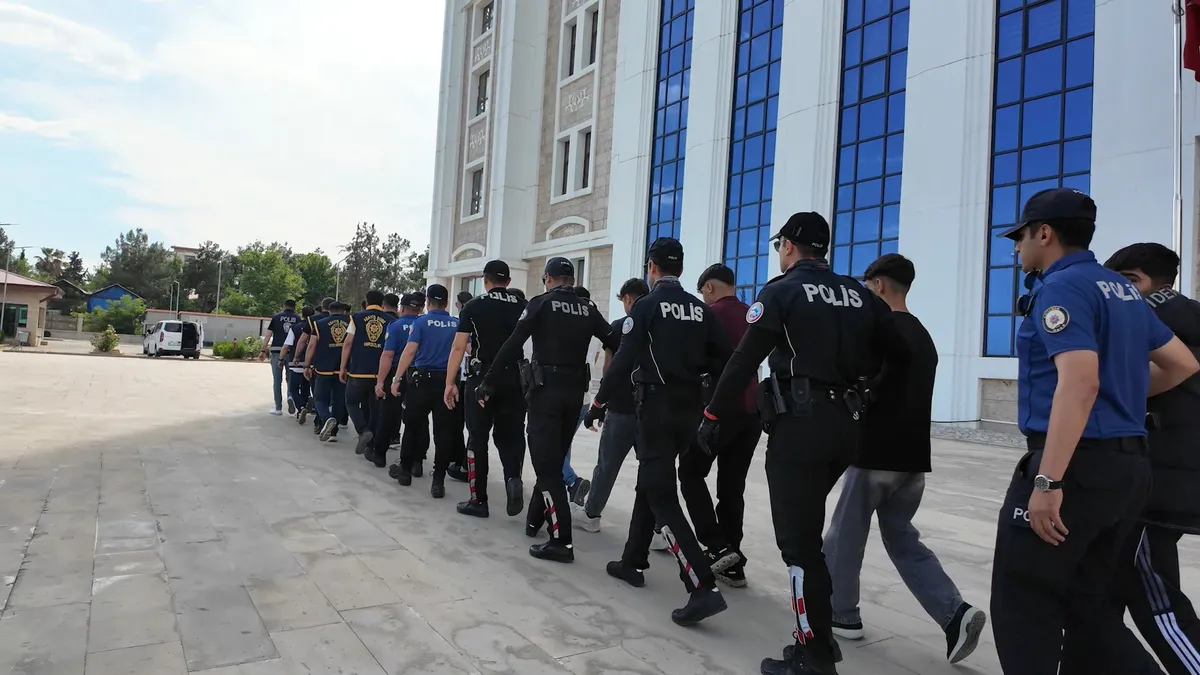 Adıyaman'da silah teşhirine operasyon! 14 şüpheli gözaltına alındı