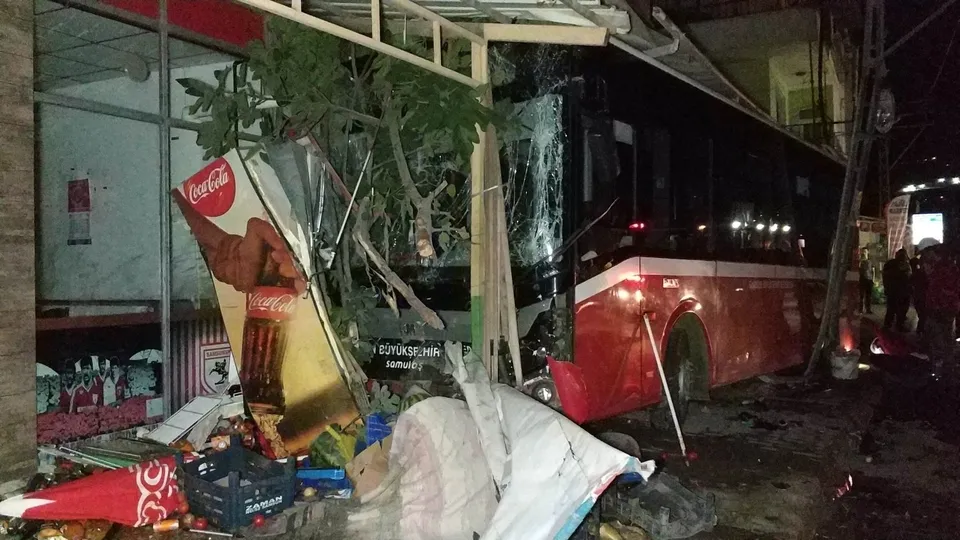 Kamyonet ile halk otobüsü çarpıştı! Yaralılar var