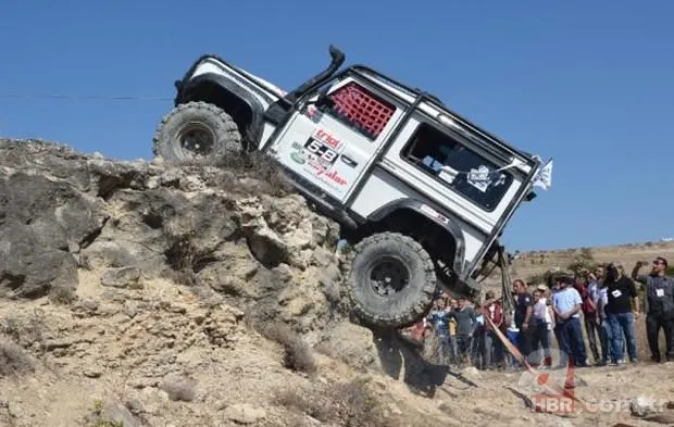 Yarışta göle uçan cip pilotu boğulmaktan son anda kurtarıldı 7