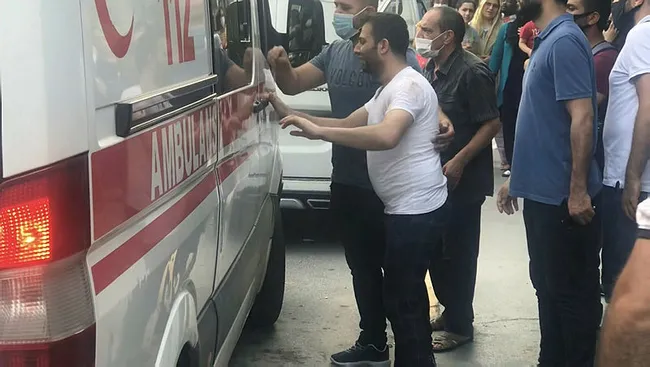 İstanbul’da kucağında çocuğuyla ambulansa koşan babanın feryadı yürek yaktı - 2