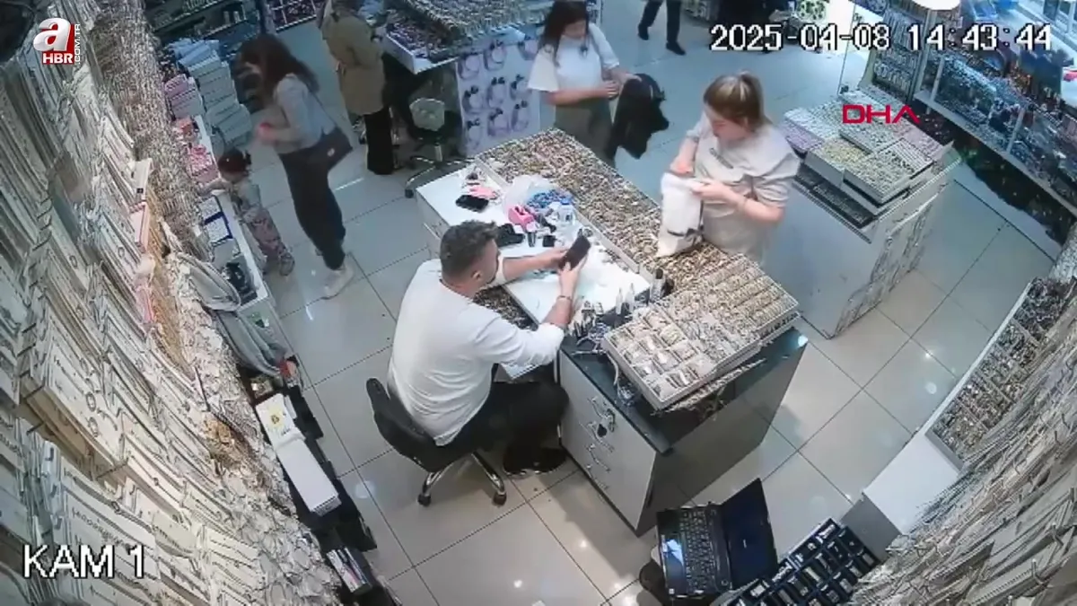 Düğün alışverişinde unutulan altın ve para dolu poşeti sahibine teslim etti