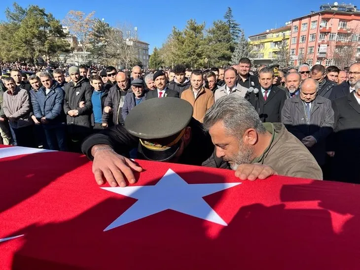 Türkiye şehitlerini uğurluyor! Tabutunun başında gözyaşları sel oldu | Bu acıya yürek dayanmaz