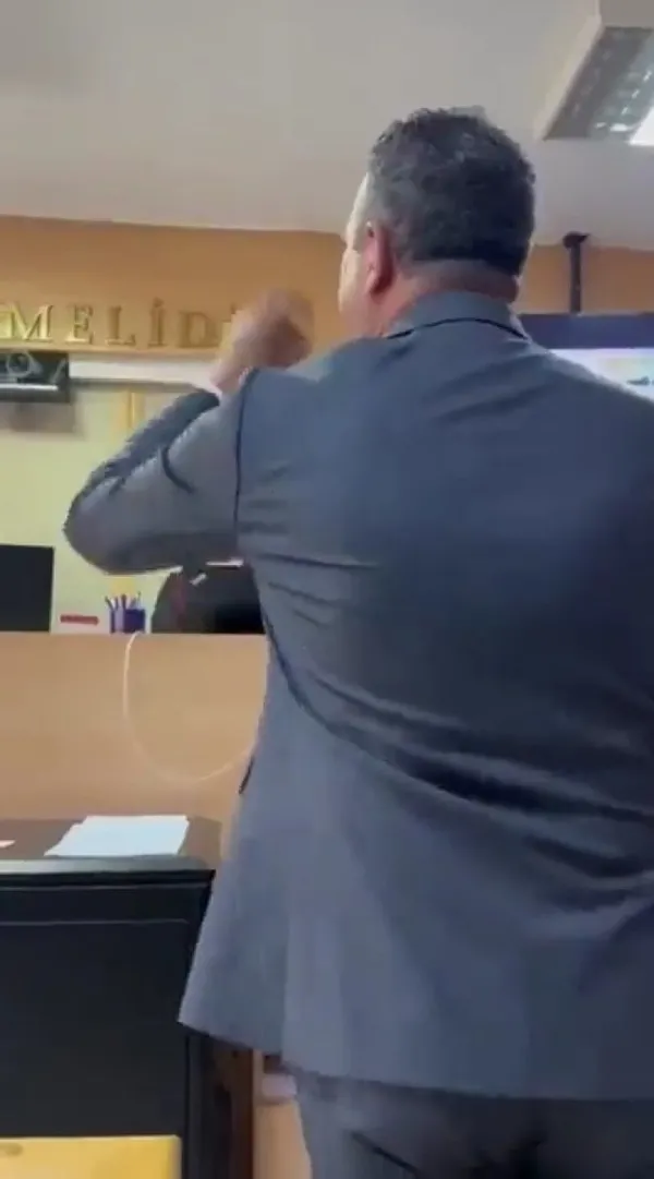 CHP’li Ali Mahir Başarır hakimlerin üzerine yürümeden önce kamera kaydını bekledi! İşte adım adım planlı provokasyon