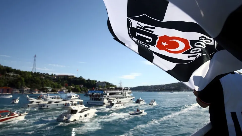 Beşiktaş donanması İstanbul Boğazı'nda! Şampiyonluk kutlamalarından renkli görüntüler