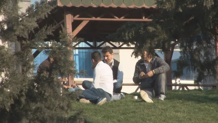 1587024460578.jpg Kimileri piknik yaptı, kimisi dışarıda oturdu! Maskesiz ve sosyal mesafe kurallarını hiçe sayan vatandaşlar pes dedirtti - 2