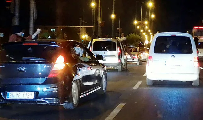 Diyarbakır'da yasağa rağmen düğün konvoyu yapıp trafiği birbirine kattılar - 3
