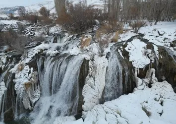 Muradiye Şelalesi kısmen dondu
