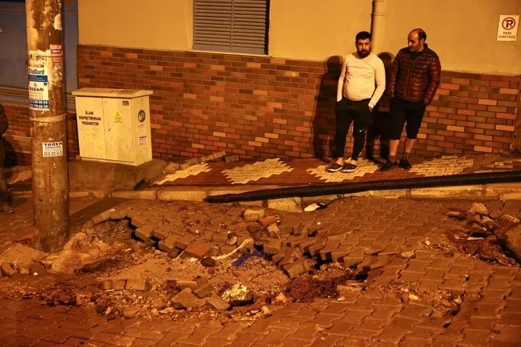 Son dakika: İzmir'de görülmemiş felaket! Hortum araçları 10 metre havaya kaldırıp binaların üzerinden savurdu