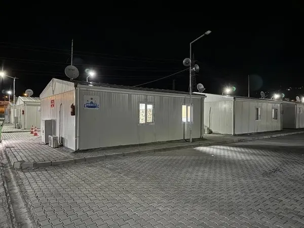 deprem-bolgesinde-ilk-teravih-namazi-kilindi-1710102591345.jpeg Deprem bölgesinde ilk teravih namazı kılındı - 3