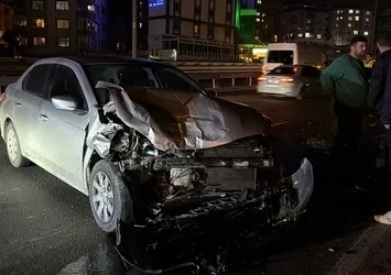 Kocaeli’de feci kaza! Otomobil minibüse çarptı: 2 yaralı