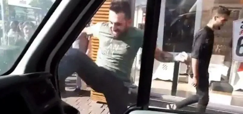 Kadıköy'de minibüsçü terörü! Yolu kapatan kamyonete tekmelerle saldırdı