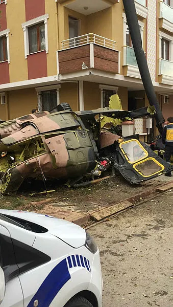 İstanbul Sancaktepe’de helikopter düştü!