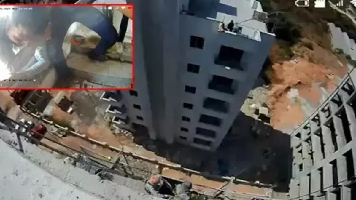 Mersin'de inşaatın 13. katındaki iskelede mahsur kalan 2 işçiyi itfaiye kurtardı