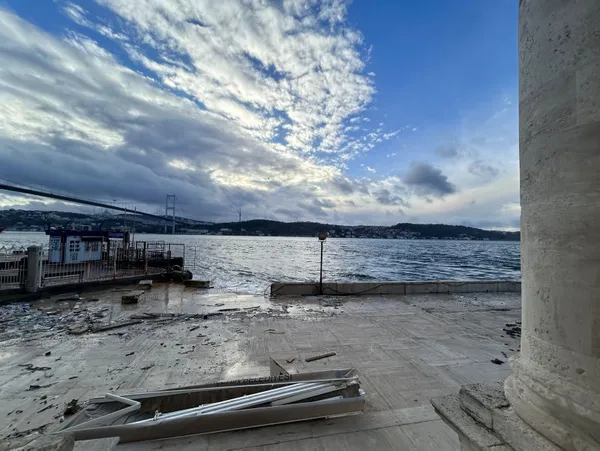 Beşiktaş'ta fırtına beton blokları Büyük Mecidiye Camii’nin avlusuna savurdu - 1